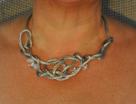UnikAAA halskæde i aluminium med bjergkrystal
